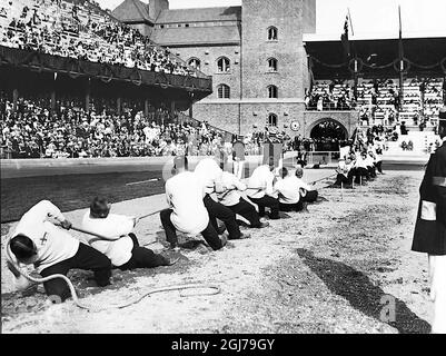 DATEI 1912 Tauziehen bei den olympischen spielen in Stockholm 1912. Nur zwei teilnehmenden Teams: England und Schweden. Schweden gewann das Gold. Das Team bestand aus Polizisten aus Stockholm und Göteborg, ergänzt durch einen Fischer aus Sandhamn. Das englische Team bestand aus Polizisten aus London. Foto:Scanpix Historical/ Kod:1900 Scanpix SCHWEDEN Stockfoto