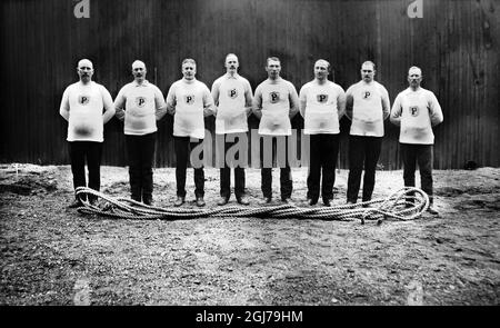 DATEI 1912 Bild von den olympischen spielen in Stockholm 1912. SwedenÂ´s Tauziehen-Team war Goldmedaillengewinnerin bei den olympischen spielen in Stockholm 1912. Nur zwei teilnehmenden Teams: England und Schweden. Schweden gewann das Gold. Das Team bestand aus Polizisten aus Stockholm und Göteborg, ergänzt durch einen Fischer aus Sandhamn. Das englische Team bestand aus Polizisten aus London. Foto:Scanpix Historical/ Kod:1900 Scanpix SCHWEDEN Stockfoto