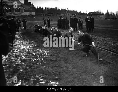 DATEI 1912 Englisches Tauziehen-Team beim Üben für die Olympischen Spiele 1912. Nur zwei teilnehmenden Teams: England und Schweden. Schweden gewann das Gold. Das Team bestand aus Polizisten aus Stockholm und Göteborg, ergänzt durch einen Fischer aus Sandhamn. Das englische Team bestand aus Polizisten aus London. Foto:Scanpix Historical/ Kod:1900 Scanpix SCHWEDEN Stockfoto