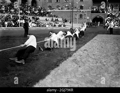 DATEI 1912 Englische Polizisten wurden von dem schwedischen Team im Tauziehen bei den olympischen spielen in Stockholm 1912 bezettelt. Nur zwei teilnehmenden Teams: England und Schweden. Schweden gewann das Gold. Das Team bestand aus Polizisten aus Stockholm und Göteborg, ergänzt durch einen Fischer aus Sandhamn. Das englische Team bestand aus Polizisten aus London. Foto:Scanpix Historical/ Kod:1900 Scanpix SCHWEDEN Stockfoto