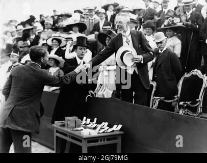 DATEI 1912 Preiszeremonie für Tennis bei den olympischen spielen in Stockholm 1912. Prinz zwischen König Gustaf V und dem Sieger, dem Franzosen AndrÃ© Gobert, Goldmedaillengewinnerin Männer-Singles in der Halle, während einer Preisverleihung im Tennis bei den Olympischen Spielen in Stockholm. Foto:Scanpix Historical/ Kod:1900 Scanpix SCHWEDEN Stockfoto