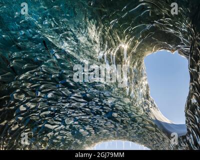 Eishöhle am Nordufer der Gletscherlagune Jokulsarlon im Breidamerkurjokull-Gletscher im Vatnajokull-Nationalpark. Nordeuropa, Island. Stockfoto
