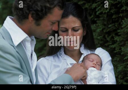 DATEI 19770801 die schwedische Königsfamilie König Carl XVI. Und Königin Silvia posiert mit ihrem dreiwöchigen ersten Kind Prinzessin Victoria am 1. August 1977 in der Sommerresidenz der Königsfamilie Solliden auf der schwedischen Provinzinsel Oland in der Ostsee für Fotografen. Die schwedische Regierung änderte den Thronfolger 1980 und die erste geborene Prinzessin Victoria wurde Thronfolgerin. Foto: Jan Collsioo / SCANPIX SCHWEDEN / Code: 1001 *** Ortsüberschrift *** 00152017 Stockfoto