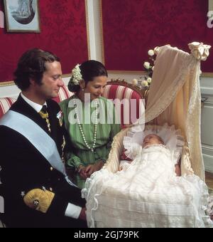 DATEI 1977-09-27 Offizielles Bild der Prinzessin Victoria mit ihren Eltern am Tag ihrer Taufe. König Carl Gustaf und Königin Silvia von Schweden mit ihrer erstgeborenen Tochter Prinzessin Victoria nach der Taufe, die am 27. september 27, 1977 in der Schlosskirche stattfand. Foto Clas-Göran Carlsson / SCANPIX Code 217 Stockfoto