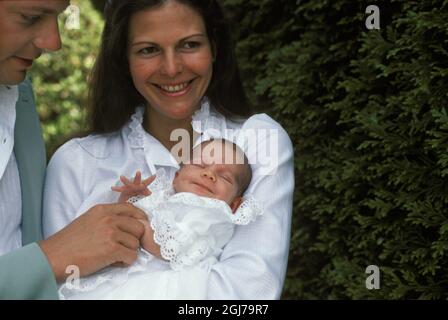 DATEI 19770801 die schwedische Königsfamilie König Carl XVI. Und Königin Silvia posiert mit ihrem dreiwöchigen ersten Kind Prinzessin Victoria am 1. August 1977 in der Sommerresidenz der Königsfamilie Solliden auf der schwedischen Provinzinsel Oland in der Ostsee für Fotografen. Die schwedische Regierung änderte den Thronfolger 1980 und die erste geborene Prinzessin Victoria wurde Thronfolgerin. Foto: Jan Collsioo / SCANPIX SCHWEDEN / Code: 1001 *** Ortsüberschrift *** 00152017 Stockfoto