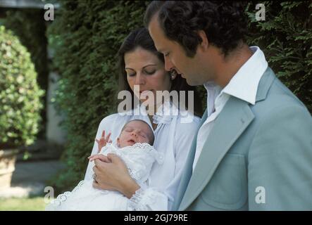 DATEI 19770801 die schwedische Königsfamilie König Carl XVI. Und Königin Silvia posiert mit ihrem dreiwöchigen ersten Kind Prinzessin Victoria am 1. August 1977 in der Sommerresidenz der Königsfamilie Solliden auf der schwedischen Provinzinsel Oland in der Ostsee für Fotografen. Die schwedische Regierung änderte den Thronfolger 1980 und die erste geborene Prinzessin Victoria wurde Thronfolgerin. Foto: Jan Collsioo / SCANPIX SCHWEDEN / Code: 1001 *** Ortsüberschrift *** 00152017 Stockfoto