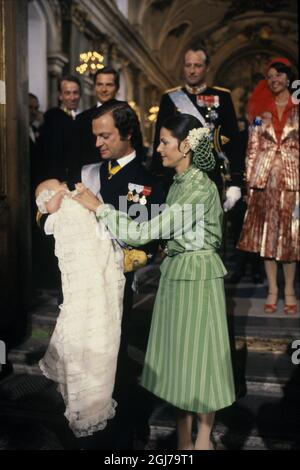 STOCKHOLM AKTE 1977-09-27 König Carl Gustaf und Königin Silvia von Schweden mit ihrer erstgeborenen Tochter Prinzessin Victoria nach der Taufe, die am 27. september 1977 in der Stockholmer Schlosskirche stattfand. Foto: Ronny Karlsson / SCANPIX Kod:3021 Stockfoto