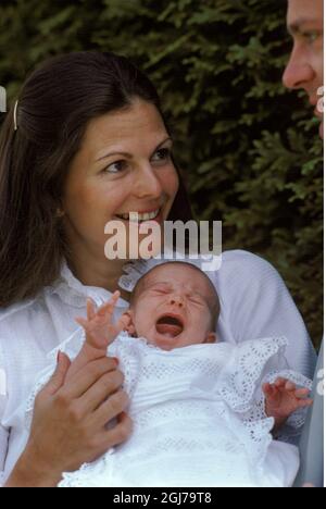 DATEI 19770801 die schwedische Königsfamilie König Carl XVI. Und Königin Silvia posiert mit ihrem dreiwöchigen ersten Kind Prinzessin Victoria am 1. August 1977 in der Sommerresidenz der Königsfamilie Solliden auf der schwedischen Provinzinsel Oland in der Ostsee für Fotografen. Die schwedische Regierung änderte den Thronfolger 1980 und die erste geborene Prinzessin Victoria wurde Thronfolgerin. Foto: Jan Collsioo / SCANPIX SCHWEDEN / Code: 1001 *** Ortsüberschrift *** 00152017 Stockfoto