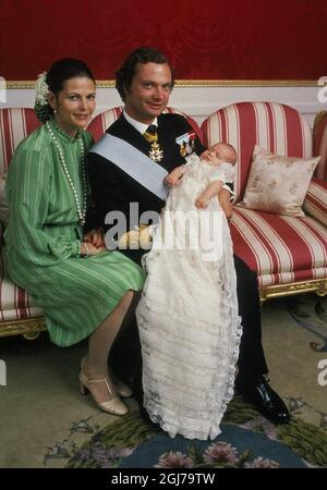 DATEI 1977-09-27 Offizielles Bild der Prinzessin Victoria mit ihren Eltern am Tag ihrer Taufe. König Carl Gustaf und Königin Silvia mit ihrer erstgeborenen Tochter Prinzessin Victoria nach der Taufe, die am 27. september 27, 1977 in der Schlosskirche stattfand. Foto Clas-Göran Carlsson / SCANPIX Code 217 Stockfoto