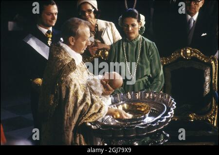 STOCKHOLM FILE 1977-09-27 Prinzessin Victoria wird vom Erzbischof Olof Sundby getauft und in der Schlosskirche in Stockholm, 27. September 1977, auf den Namen Victoria Ingrid Alice Désirée getauft.im Hintergrund stehen ihr Vater, König Carl Gustaf, Königin Silvia, die Mutter der Königin Alice Sommerlath und Vater Walther Sommerlath. Foto: Reportagefoto / SCANPIX / Kod: 35790 Stockfoto