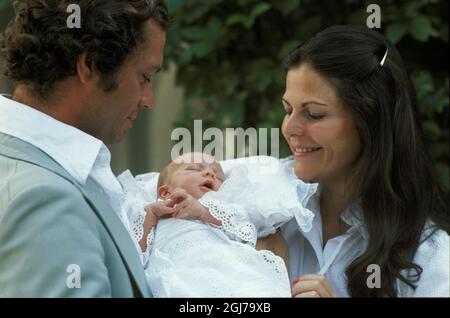 DATEI 19770801 die schwedische Königsfamilie König Carl XVI. Und Königin Silvia posiert mit ihrem dreiwöchigen ersten Kind Prinzessin Victoria am 1. August 1977 in der Sommerresidenz der Königsfamilie Solliden auf der schwedischen Provinzinsel Oland in der Ostsee für Fotografen. Die schwedische Regierung änderte den Thronfolger 1980 und die erste geborene Prinzessin Victoria wurde Thronfolgerin. Foto: Jan Collsioo / SCANPIX SCHWEDEN / Code: 1001 *** Ortsüberschrift *** 00152017 Stockfoto