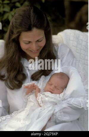 DATEI 19770801 Königin Silvia von Schweden mit Prinzessin Victoria im Alter von drei Wochen. Am 1. August 1977 trafen sie sich in der Sommerresidenz der königlichen Familie Solliden auf der schwedischen Provinzinsel Oland in der Ostsee mit Medien. Die schwedische Regierung änderte den Erben offensichtlich im Jahr 1980 und die erste geborene Prinzessin Victoria wurde die Thronfolgerin. Foto: Jan Collsioo / SCANPIX SCHWEDEN / Code: 1001 *** Ortsüberschrift *** 00152017 Stockfoto