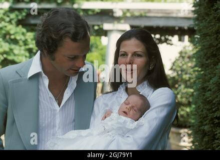 DATEI 19770801 die schwedische Königsfamilie König Carl XVI. Und Königin Silvia posiert mit ihrem dreiwöchigen ersten Kind Prinzessin Victoria am 1. August 1977 in der Sommerresidenz der Königsfamilie Solliden auf der schwedischen Provinzinsel Oland in der Ostsee für Fotografen. Die schwedische Regierung änderte den Thronfolger 1980 und die erste geborene Prinzessin Victoria wurde Thronfolgerin. Foto: Jan Collsioo / SCANPIX SCHWEDEN / Code: 1001 *** Ortsüberschrift *** 00152017 Stockfoto