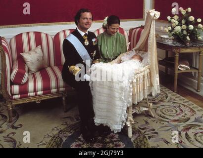 DATEI 1977-09-27 Offizielles Bild der Prinzessin Victoria mit ihren Eltern am Tag ihrer Taufe. König Carl Gustaf und Königin Silvia von Schweden mit ihrer erstgeborenen Tochter Prinzessin Victoria nach der Taufe, die am 27. september 27, 1977 in der Schlosskirche stattfand. Foto Clas-Göran Carlsson / SCANPIX Code 217 Stockfoto