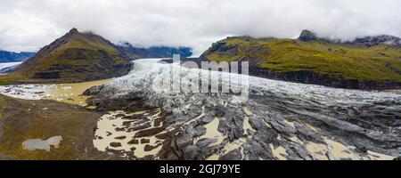 Europa, Island. Panorama-Luftaufnahme der Endstation des Svínafellsjokull-Gletschers an der Südküste Islands. Stockfoto