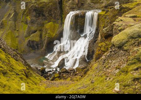 Europa, Island. Blick auf Fagrifoss, einen Wasserfall auf der Straße zum Laki-Vulkangebiet im Süden Islands. Stockfoto