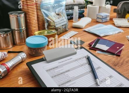 Notfallrucksack Checkliste mit Notwendigkeiten vorbereitet Stockfoto