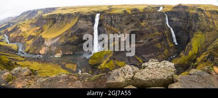 Europa, Island. Blick auf die Wasserfälle Haifoss und Granni am Fossa River im südlichen Hochland. Stockfoto