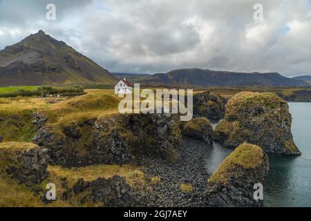 Europa, Island. Blick auf die vulkanische Küste von Arnarstapi auf der Halbinsel Snaefellsnes. Stockfoto