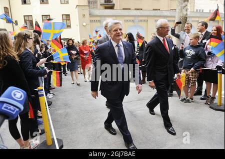 STOCKHOLM 20120504 der Bundespräsident Joachim Gauck, seine Partnerin Daniela Schadt, Königin Silvia und König Carl Gustaf bei einem Besuch der Deutschen Schule in Stockholm, Schweden, am 4. Mai 2012. Der deutsche Präsident ist auf Staatsbesuch in Schweden. Foto: Henrik Montgomery / SCANPIX Kod: 10060 Stockfoto