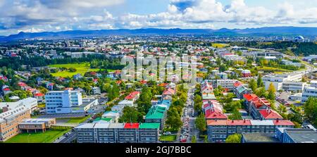 Farbenfrohe rot-grüne Houses Cars Streets, Reykjavik, Island. Stockfoto