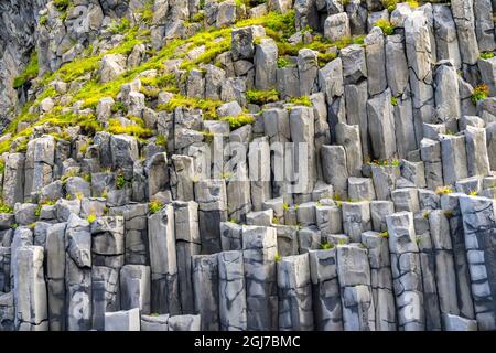 Gardar Basaltsäulen, Reynisfjara schwarzer Sandstrand, Südküste, Island. Stockfoto