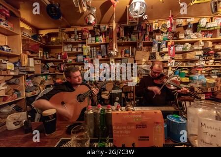 Lokale Musiker spielen traditionelle irische Musik im Foxy John's Pub in Dingle, Irland Stockfoto