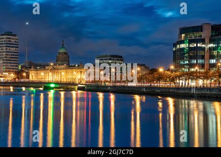 Die Lichter der Stadt spiegeln sich im Fluss Liffey und im Custom House in der Innenstadt von Dublin, Irland Stockfoto