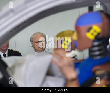 SEOUL 20120531 König Carl Gustaf von Schweden und Königin Silvia. Kung Carl XVI Gustaf och drottning Silvia fortsatte pÃƒÂ¥ torsdagen statsbesÃƒÂ¶ket i Sydkorea. Kungen besÃƒÂ¶kte blank annat Autolivs Fabrik utanfÃƒÂ¶r Seoul dÃƒÂ¤r man tillsammans med VD:n Mike Hague tittade pÃƒÂ¥ ett krocktest och effekten AV krockkuddarna. Foto Jonas EkstrÃƒÂ¶mer / SCANPIX kod 10030 Stockfoto