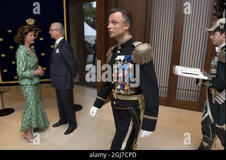 SEOUL 20120531 König Carl Gustaf und Königin Silvia von Schweden luden den den südkoreanischen Präsidenten Lee Myung-bak und seine Frau Kim Yoon-ok zum Abendessen ins Shilla Hotel in Seoul, Südkorea, 31. Mai 2012 ein. Die schwedischen Royals sind auf einem viertägigen Staatsbesuch in Südkorea. Auf dem Bild: Hofstabsoggeant Jochen Fritz und Chamberlain Tony Carlzon bereiten alles vor der Ankunft der Gäste vor. Foto Jonas Ekstromer / SCANPIX kod 10030 Stockfoto