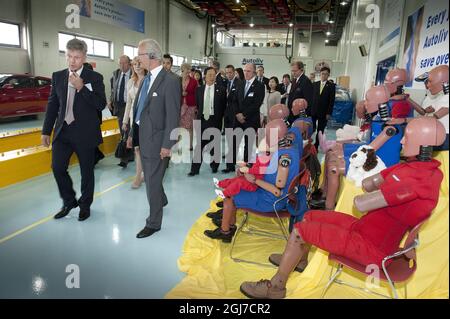 SEOUL 20120531 König Carl Gustaf von Schweden besuchte am Donnerstag, den 31. Mai 2012 Autolivs Fabrik außerhalb von Seoul, Südkorea, wo ihm Crashtest-Dummies gezeigt wurden. Die schwedischen Royals sind auf einem viertägigen Staatsbesuch in Südkorea. Foto Jonas Ekstromer / SCANPIX kod 10030 Stockfoto