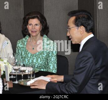 SEOUL 20120531 König Carl Gustaf und Königin Silvia von Schweden luden den den südkoreanischen Präsidenten Lee Myung-bak und seine Frau Kim Yoon-ok zum Abendessen ins Shilla Hotel in Seoul, Südkorea, 31. Mai 2012 ein. Die schwedischen Royals sind auf einem viertägigen Staatsbesuch in Südkorea. Foto Jonas Ekstromer / SCANPIX kod 10030 Stockfoto