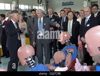 SEOUL 20120531 König Carl Gustaf von Schweden besuchte am Donnerstag, den 31. Mai 2012 Autolivs Fabrik außerhalb von Seoul, Südkorea, wo ihm Crashtest-Dummies gezeigt wurden. Die schwedischen Royals sind auf einem viertägigen Staatsbesuch in Südkorea. Foto Jonas Ekstromer / SCANPIX kod 10030 Stockfoto