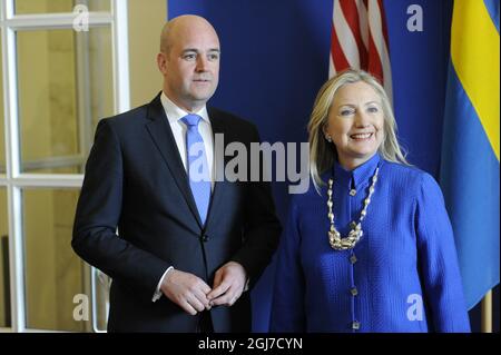 STOCKHOLM 2012-06-03 Schwedens Premierminister Fredrik Reinfeldt empfängt am 03. Juni 2012 die US-Außenministerin Hillary Clinton im Regierungssitz Rosenbad in Stockholm, Schweden. Clinton ist für einen zweitägigen offiziellen Besuch in Schweden. Foto Erik Martensson / SCANPIX / Code 10400 Stockfoto