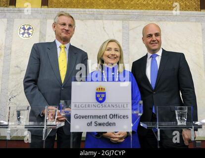 STOCKHOLM 2012-06-03 der schwedische Außenminister Carl Bildt (L-R), die US-Außenministerin Hillary Clinton und der schwedische Premierminister Fredrik Reinfeldt halten am 03. Juni 2012 eine gemeinsame Pressekonferenz im Zusammenhang mit einem Treffen im Regierungssitz Rosenbad in Stockholm, Schweden, ab. Clinton ist für einen zweitägigen offiziellen Besuch in Schweden. Foto Erik Martensson / SCANPIX / Code 10400 Stockfoto