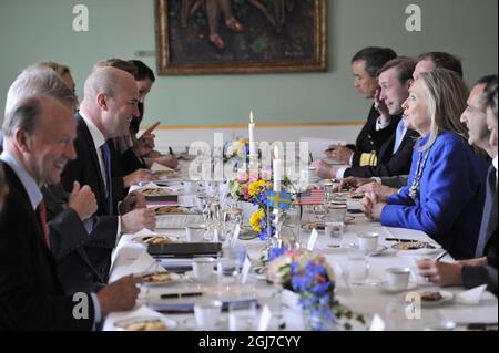 STOCKHOLM 2012-06-03 Schwedens Premierminister Fredrik Reinfeldt, Mitte links, und US-Außenministerin Hillary Clinton, Mitte rechts, essen am 03. Juni 2012 im Regierungsgebäude Rosenbad in Stockholm, Schweden, zu Mittag. Clinton ist für einen zweitägigen offiziellen Besuch in Schweden. Foto Erik Martensson / SCANPIX / Code 10400 Stockfoto