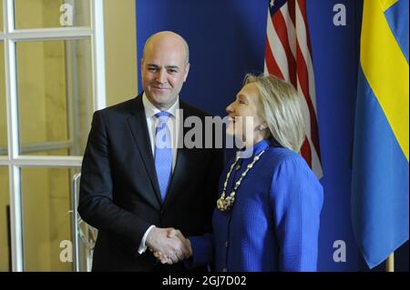 STOCKHOLM 2012-06-03 Schwedens Premierminister Fredrik Reinfeldt empfängt am 03. Juni 2012 die US-Außenministerin Hillary Clinton im Regierungssitz Rosenbad in Stockholm, Schweden. Clinton ist für einen zweitägigen offiziellen Besuch in Schweden. Foto Erik Martensson / SCANPIX / Code 10400 Stockfoto