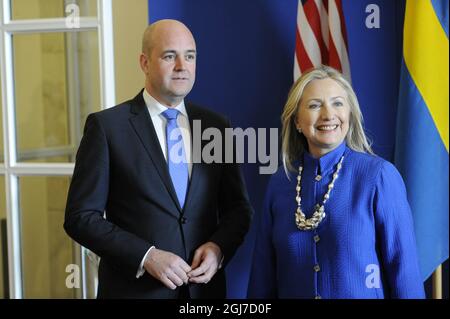 STOCKHOLM 2012-06-03 Schwedens Premierminister Fredrik Reinfeldt empfängt am 03. Juni 2012 die US-Außenministerin Hillary Clinton im Regierungssitz Rosenbad in Stockholm, Schweden. Clinton ist für einen zweitägigen offiziellen Besuch in Schweden. Foto Erik Martensson / SCANPIX / Code 10400 Stockfoto