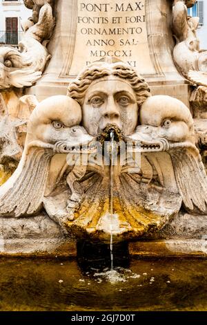 Italien, Rom. Piazza della Rotunda, Nahaufnahme der Fontana del Pantheon. Stockfoto