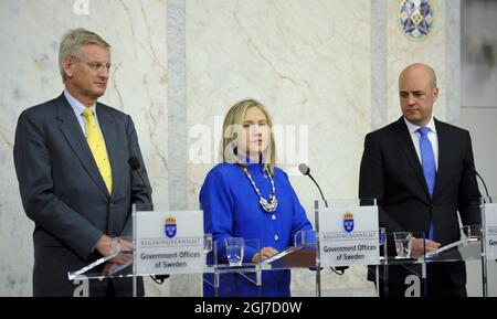 STOCKHOLM 2012-06-03 der schwedische Außenminister Carl Bildt (L-R), die US-Außenministerin Hillary Clinton und der schwedische Premierminister Fredrik Reinfeldt halten am 03. Juni 2012 eine gemeinsame Pressekonferenz im Zusammenhang mit einem Treffen im Regierungssitz Rosenbad in Stockholm, Schweden, ab. Clinton ist für einen zweitägigen offiziellen Besuch in Schweden. Foto Erik Martensson / SCANPIX / Code 10400 Stockfoto