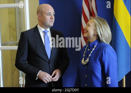 STOCKHOLM 2012-06-03 Schwedens Premierminister Fredrik Reinfeldt empfängt am 03. Juni 2012 die US-Außenministerin Hillary Clinton im Regierungssitz Rosenbad in Stockholm, Schweden. Clinton ist für einen zweitägigen offiziellen Besuch in Schweden. Foto Erik Martensson / SCANPIX / Code 10400 Stockfoto