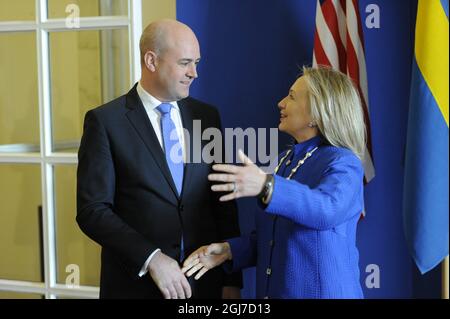 STOCKHOLM 2012-06-03 Schwedens Premierminister Fredrik Reinfeldt empfängt am 03. Juni 2012 die US-Außenministerin Hillary Clinton im Regierungssitz Rosenbad in Stockholm, Schweden. Clinton ist für einen zweitägigen offiziellen Besuch in Schweden. Foto Erik Martensson / SCANPIX / Code 10400 Stockfoto