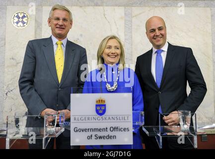 STOCKHOLM 2012-06-03 der schwedische Außenminister Carl Bildt (L-R), die US-Außenministerin Hillary Clinton und der schwedische Premierminister Fredrik Reinfeldt halten am 03. Juni 2012 eine gemeinsame Pressekonferenz im Zusammenhang mit einem Treffen im Regierungssitz Rosenbad in Stockholm, Schweden, ab. Clinton ist für einen zweitägigen offiziellen Besuch in Schweden. Foto Erik Martensson / SCANPIX / Code 10400 Stockfoto