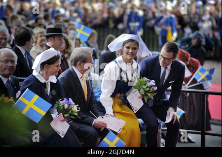 STOCKHOLM 20120606 (L-R) der schwedische König Carl XVI Gustaf, Königin Silvia, Parlamentspräsidentin per Westerberg, Kronprinzessin Victoria und Prinz Daniel nehmen am 6. Juni 2012 an der Feier des schwedischen Nationaltages im Skansen Museum in Stockholm, Schweden, Teil. Foto: Jessica Gow / SCANPIX SCHWEDEN / Code 10070 Stockfoto