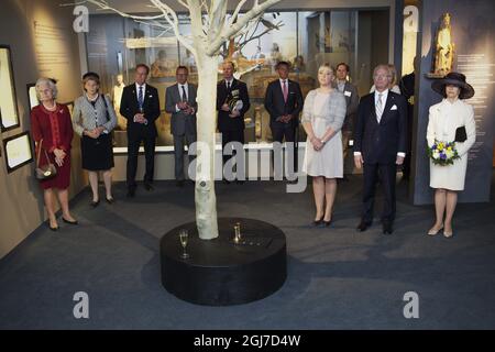 VISBY 2012-06-06 König Carl XVI Gustaf und Königin Silvia von Schweden nehmen an der Eröffnung einer Ausstellung im Mittelaltermuseum in Visby auf der Insel Gotland, Schweden, während der Feier des schwedischen Nationaltages, 6. Juni 2012, Teil. Foto: Karl Melander / SCANPIX SCHWEDEN / Code: 75135 Stockfoto