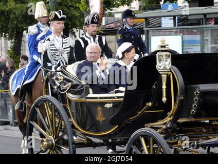 STOCKHOLM 20120606 König Carl XVI Gustaf und Königin Silvia reiten mit Pferd und Kutsche auf dem Weg zum schwedischen Nationalfeiertag im Skansen Museum in Stockholm, Schweden, am 6. Juni 2012. Foto: Jessica Gow / SCANPIX SCHWEDEN / Code 10070 Stockfoto