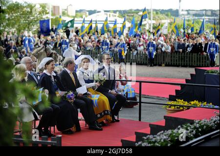 STOCKHOLM 20120606 (L-R) der schwedische König Carl XVI Gustaf, Königin Silvia, Parlamentspräsidentin per Westerberg, Kronprinzessin Victoria und Prinz Daniel nehmen am 6. Juni 2012 an der Feier des schwedischen Nationaltages im Skansen Museum in Stockholm, Schweden, Teil. Foto: Jessica Gow / SCANPIX SCHWEDEN / Code 10070 Stockfoto