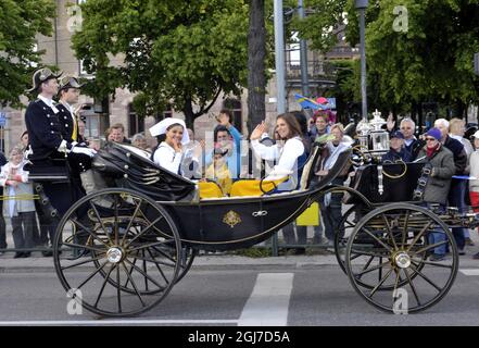 STOCKHOLM 20120606 Kronprinzessin Victoria, links, und Prinzessin Madeleine reiten mit dem Pferd und der Kutsche, um den schwedischen Nationalfeiertag im Skansen Museum in Stockholm, Schweden, am 6. Juni 2012 zu feiern. Foto: Jessica Gow / SCANPIX SCHWEDEN / Code 10070 Stockfoto