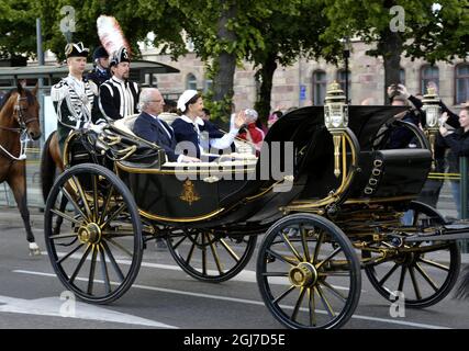 STOCKHOLM 20120606 König Carl XVI Gustaf und Königin Silvia reiten mit Pferd und Kutsche auf dem Weg zum schwedischen Nationalfeiertag im Skansen Museum in Stockholm, Schweden, am 6. Juni 2012. Foto: Jessica Gow / SCANPIX SCHWEDEN / Code 10070 Stockfoto