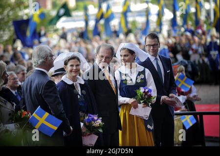 STOCKHOLM 20120606 (L-R) der schwedische König Carl XVI. Gustaf, Königin Silvia, Parlamentspräsidentin per Westerberg, Kronprinzessin Victoria und Prinz Daniel kommen im Skansen Museum an, um den schwedischen Nationalfeiertag am 6. Juni 2012 in Stockholm, Schweden, zu feiern. Foto: Jessica Gow / SCANPIX SCHWEDEN / Code 10070 Stockfoto